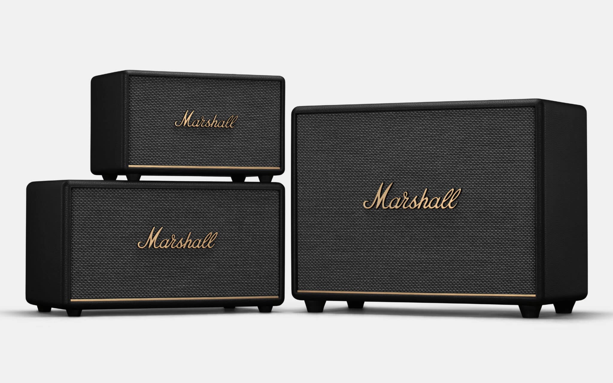 ベッドサイドテーブルに置かれた Marshall の第 3 世代ホーム スピーカー。